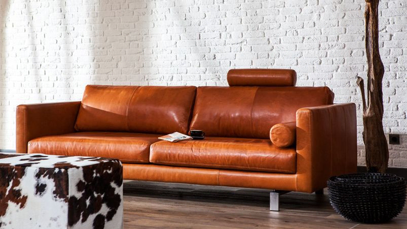 Moderne sofa i rødt lær